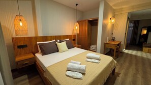 豪華客房, 泳池景觀 | 免費迷你吧、客房內保險箱、書桌、筆電工作空間