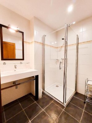 Classic-Doppelzimmer, Gartenblick | Badezimmer