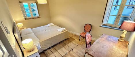 2 makuuhuonetta, silitysrauta/-lauta, ilmainen Wi-Fi, vuodevaatteet