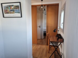 3 Schlafzimmer, Schreibtisch, Bügeleisen/Bügelbrett, WLAN