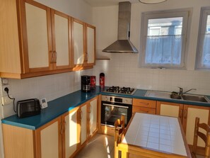 Kühlschrank, Mikrowelle, Ofen, Herdplatte