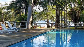 Piscina interna, 2 piscinas externas