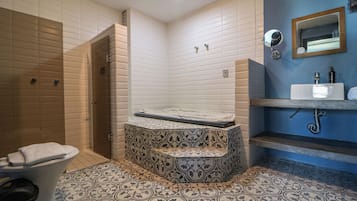 Quarto casal premium, micro-ondas | Banheiro | Toalhas de banho