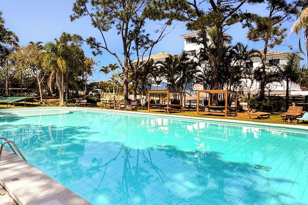 Indoor pool, 2 outdoor pools