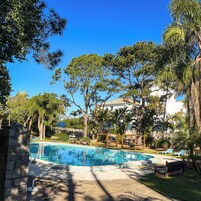 Una piscina techada, 2 piscinas al aire libre