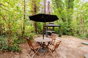 Outdoor dining - Charming Creekside Studio Near Ferries to Seattle (Port Orchard)