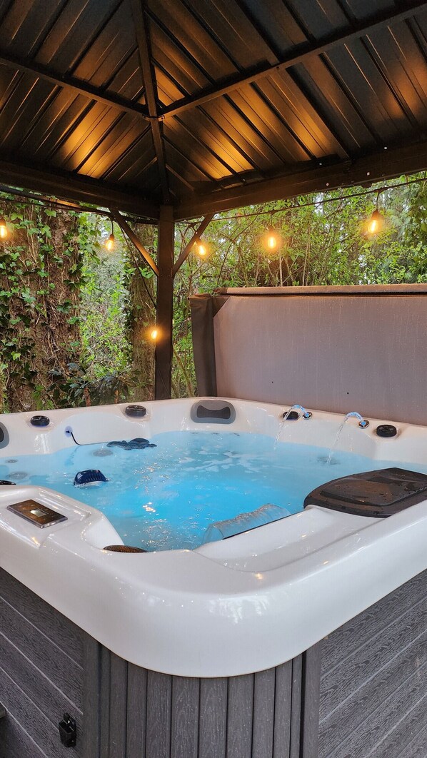 Outdoor spa tub - Charming Creekside Studio Near Ferries to Seattle (Port Orchard)