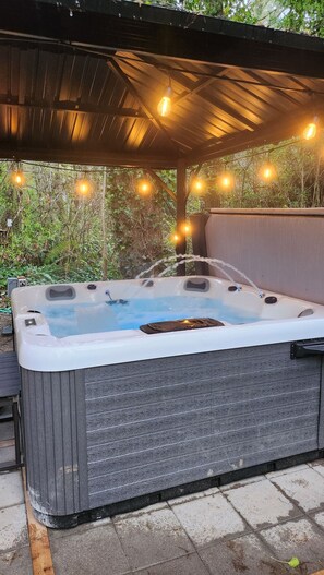 Outdoor spa tub - Charming Creekside Studio Near Ferries to Seattle (Port Orchard)