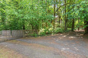 Property grounds - Charming Creekside Studio Near Ferries to Seattle (Port Orchard)