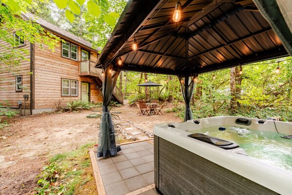 Outdoor spa tub - Charming Creekside Studio Near Ferries to Seattle (Port Orchard)