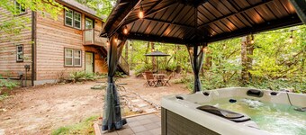 Charming Creekside Studio Near Ferries to Seattle