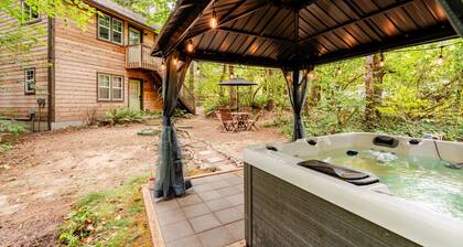 Charming Creekside Studio Near Ferries to Seattle