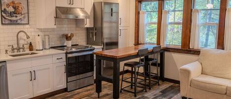 Frigorífico, microondas, horno y placa de cocina