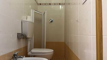 Doccia, asciugacapelli, bidet, asciugamani