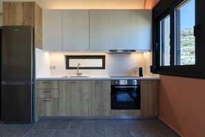 Fridge, oven, stovetop, coffee/tea maker