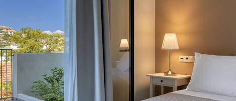 Schreibtisch, Bügeleisen/Bügelbrett, Reisekinderbett, kostenloses WLAN