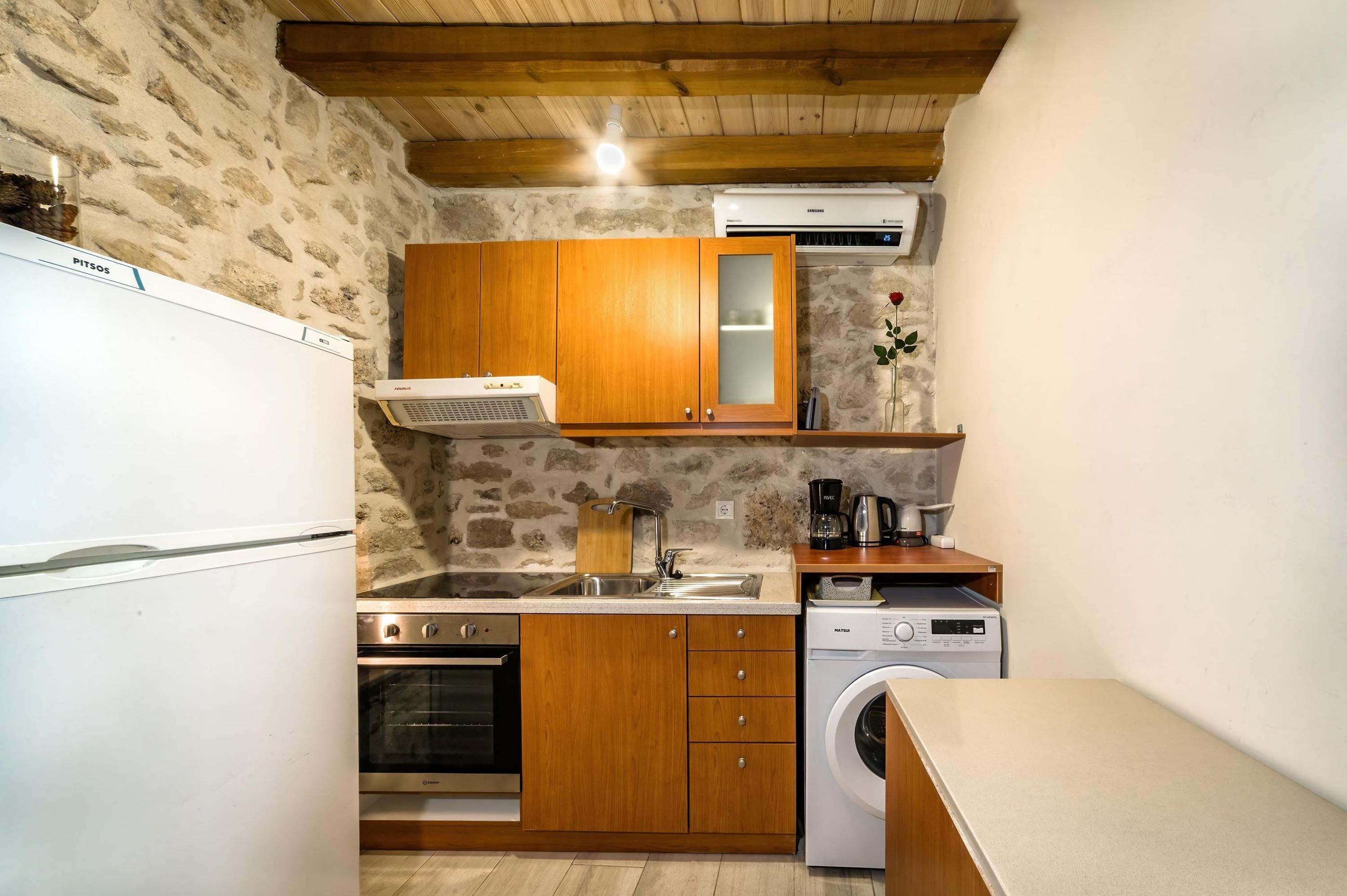 Fridge, oven, stovetop, coffee/tea maker