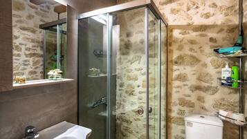 Douche, sĂšche-cheveux, serviettes fournies