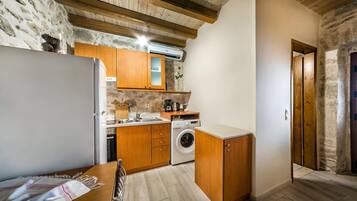 Fridge, oven, stovetop, coffee/tea maker