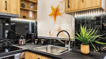 KĂŒhlschrank, Ofen, Wasserkocher mit Kaffee-/Teezubehör