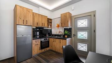 KĂŒhlschrank, Ofen, Wasserkocher mit Kaffee-/Teezubehör