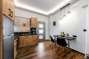 Fridge, oven, coffee/tea maker, cookware/dishes/utensils - Seaside Apartment Studio (Limenas Chersonisou)