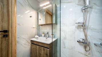 Suihku, hiustenkuivaaja, pyyhkeet