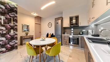 Fridge, oven, stovetop, coffee/tea maker