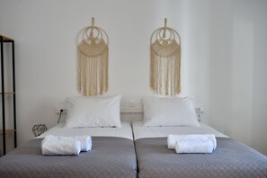 1 habitación, tabla de planchar con plancha y cuna de viaje 