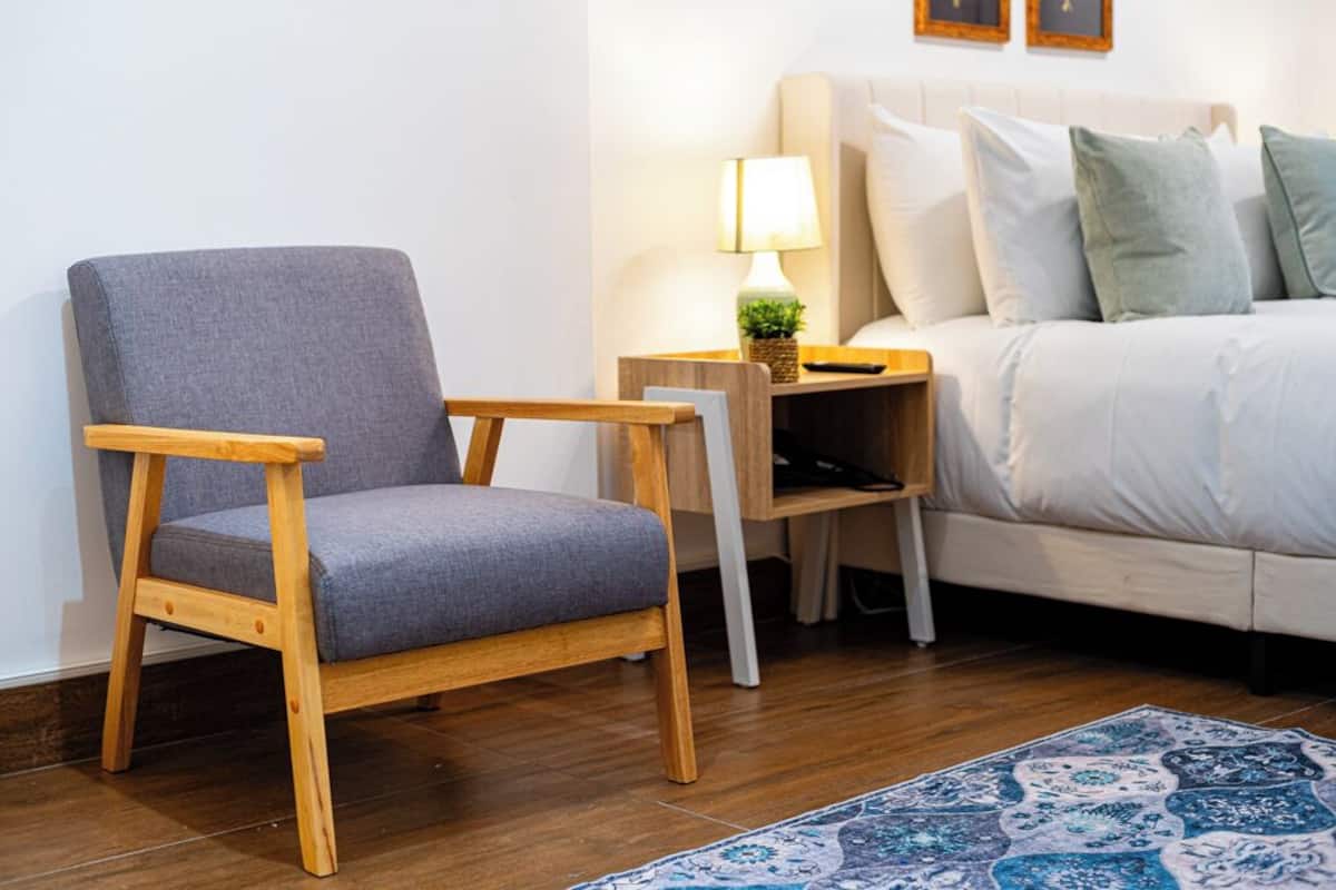 Habitación doble clásica | Escritorio y espacio para trabajar con laptop