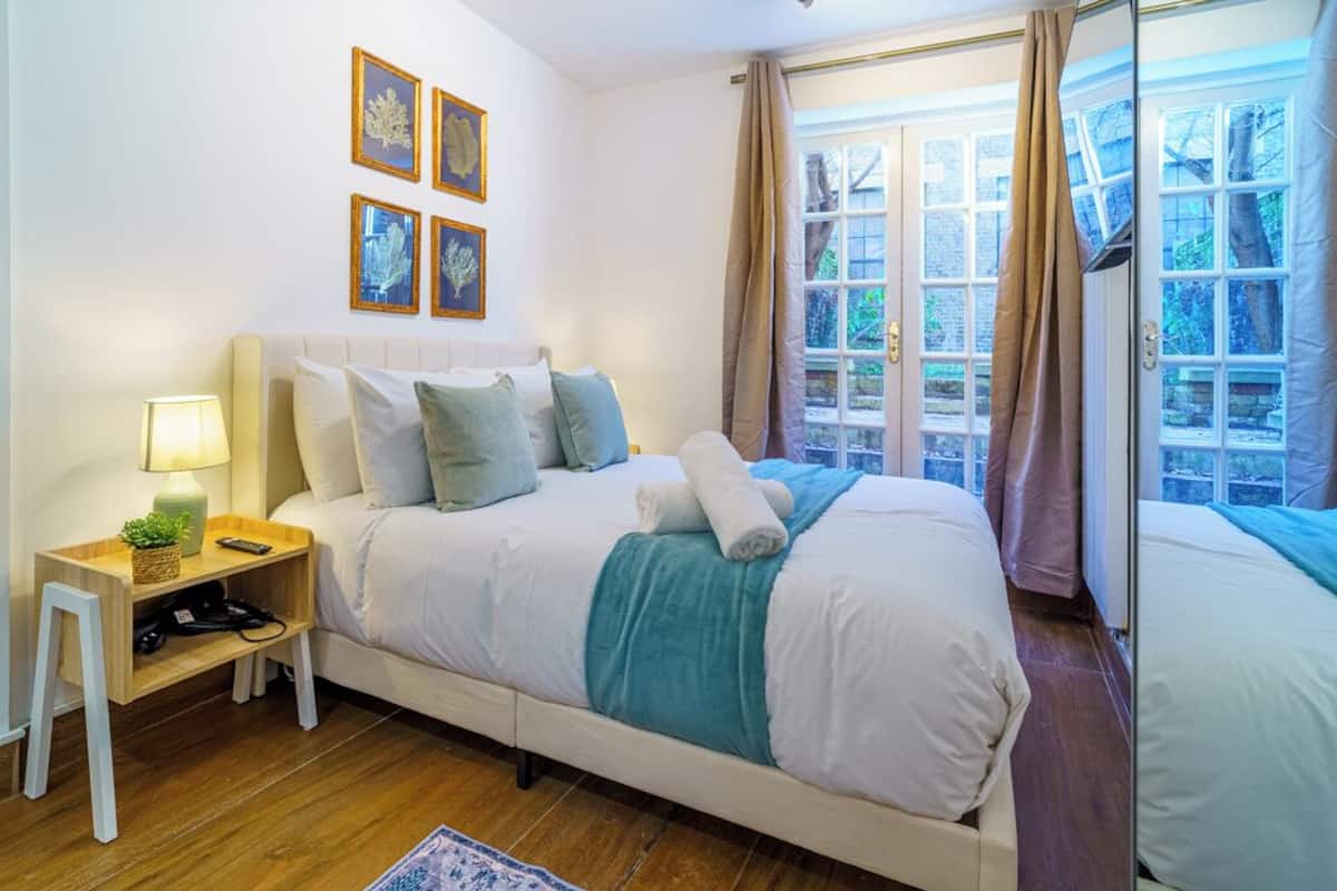 Habitación doble Confort, patio, vista al jardín | Escritorio y espacio para trabajar con laptop