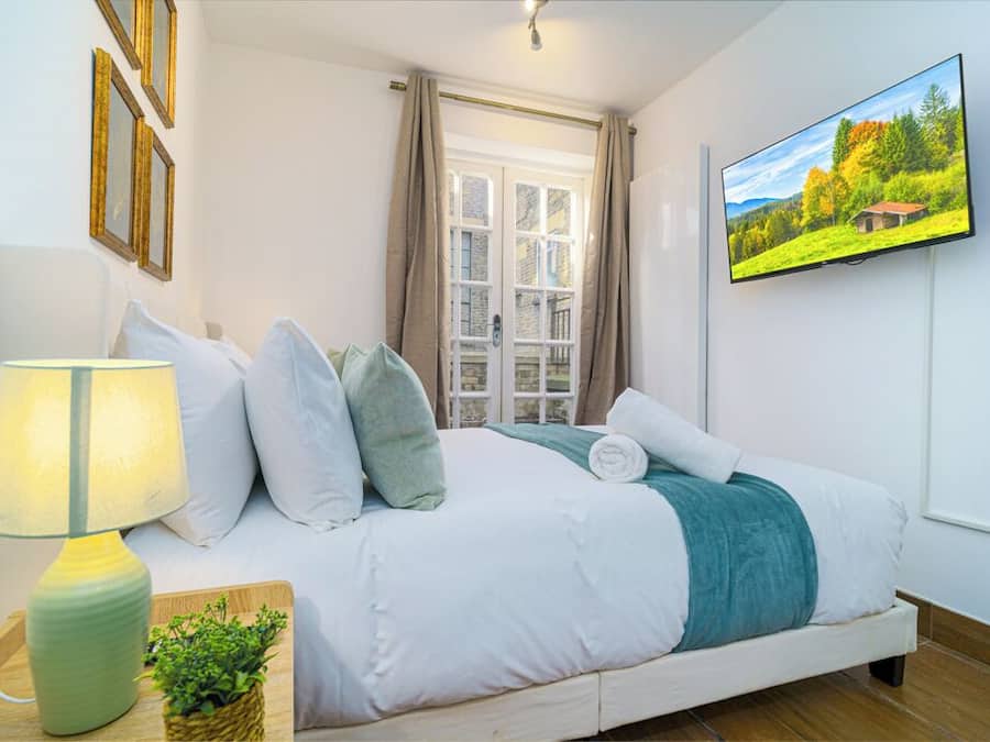 Desk, laptop workspace, iron/ironing board, free WiFi