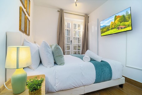 Comfort Double Room, Patio, Garden View. Angel x Kings Cross Rooms