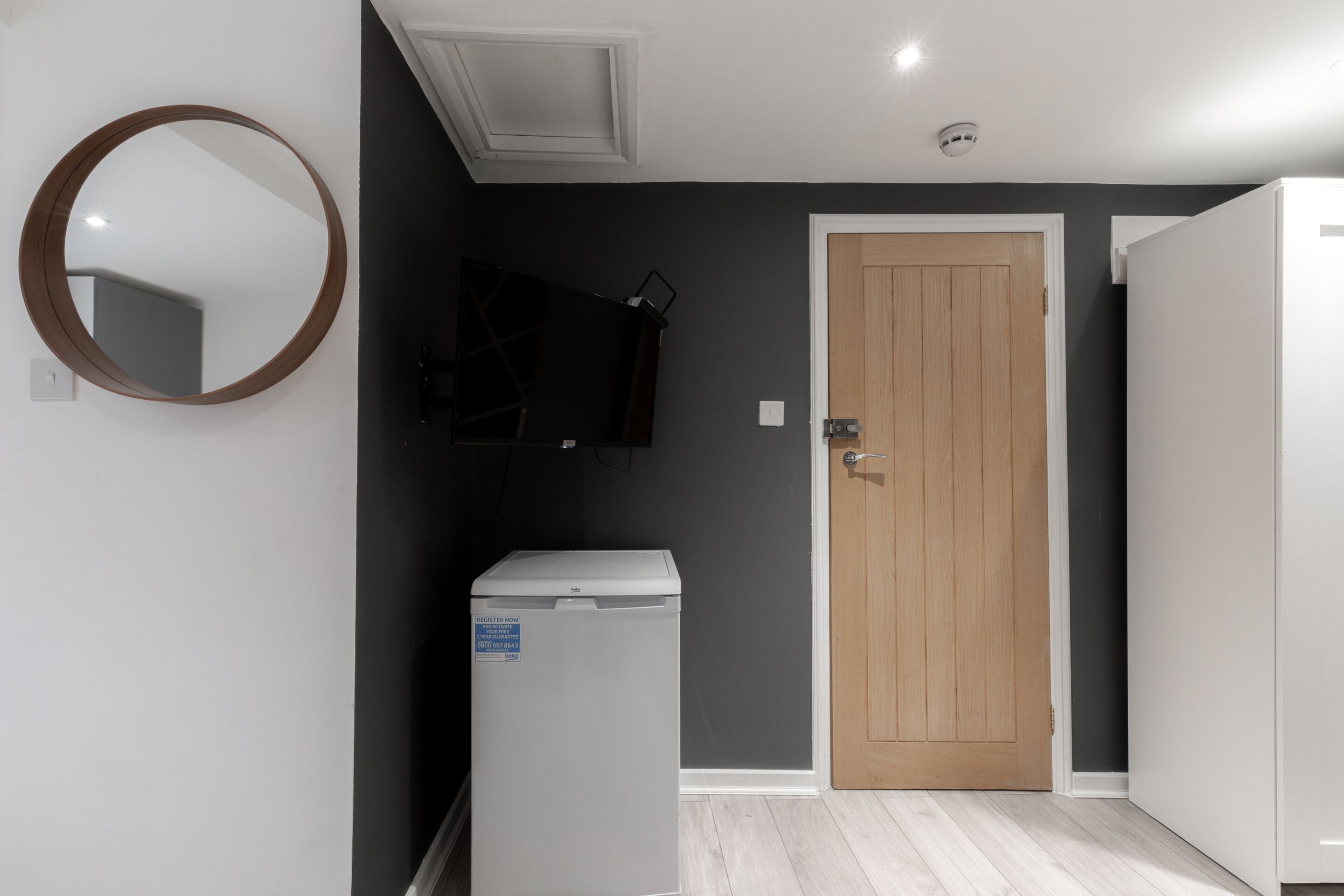 Appartement, privébadkamer | Een bureau, een laptopwerkplek, een strijkplank/strijkijzer