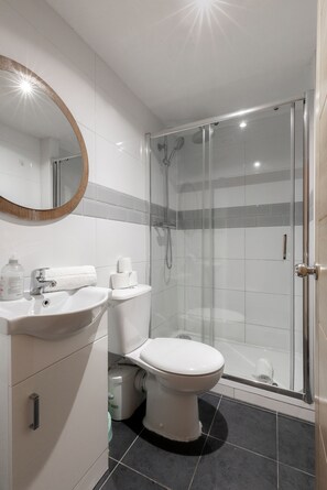 Economy Apartment, Private Bathroom (2) | Desk, laptop workspace, iron/ironing board - Edgware Road apartments (London)