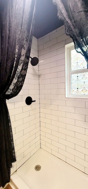 Douche, sèche-cheveux, serviettes fournies, savon