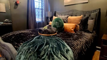 1 bedroom, desk, iron/ironing board, WiFi