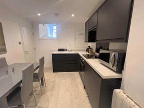 Huoneisto | Yksityinen keittiö | Jääkaappi, mikroaaltouuni, uuni, liesi