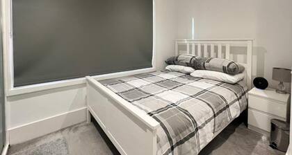 Spacious1br-6guests-walktoshops-fastwifi