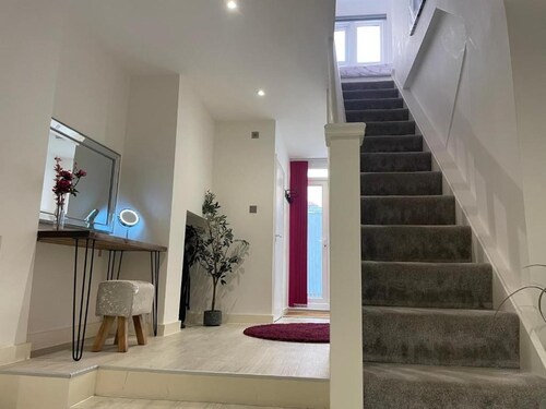 Spacious1br-6guests-walktoshops-fastwifi