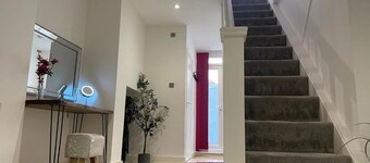 อพาร์ตเมนต์กว้างขวาง 1 ห้องนอน - พักได้ 6 คน - เดินไปช้อปปิ้งได้ - Wi-Fi เร็ว