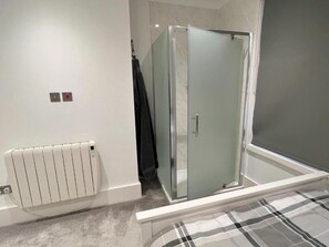 公寓 | 浴室 | 淋浴设施、吹风机、毛巾