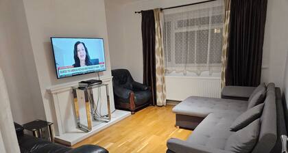Mitcham Junction - 2 Bed Apartment - Sleeps 6