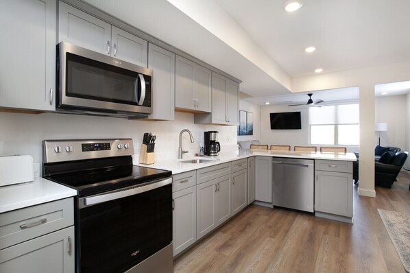 Køleskab, mikrobølgeovn, ovn, kogeplade