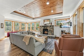 Smart TV, fireplace