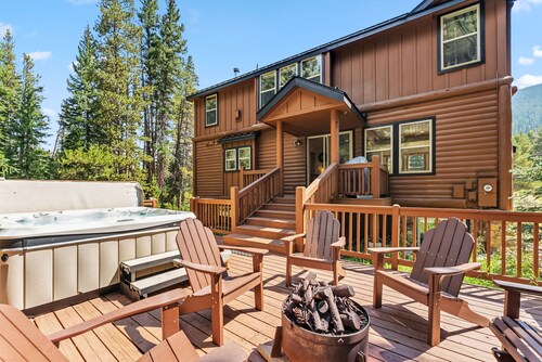 Large 5BR w/Mountain Views, Hot Tub, game room, garage-5 Mins to Slopes& Main St