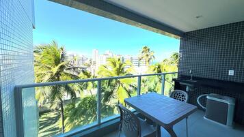 Apartamento luxo, varanda coberta, vista para o mar | Varanda coberta