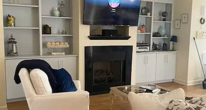 Beautiful 4-bedroom condo with WiFi, AC in fabulous Florence Downtown near UNA