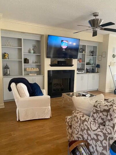 Beautiful 4-bedroom condo with WiFi, AC in fabulous Florence Downtown near UNA