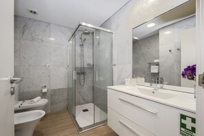 Shower, hair dryer, towels